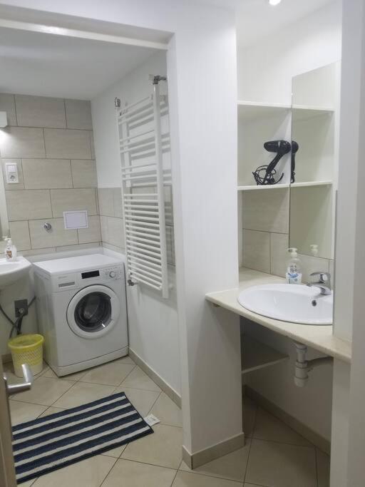 Big Cozy - Skyfall Apartment 3 Bdrm 6 Beds 1&Half Baths Budapest Esterno foto