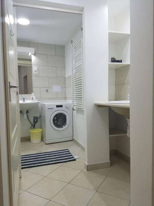 Big Cozy - Skyfall Apartment 3 Bdrm 6 Beds 1&Half Baths Budapest Esterno foto